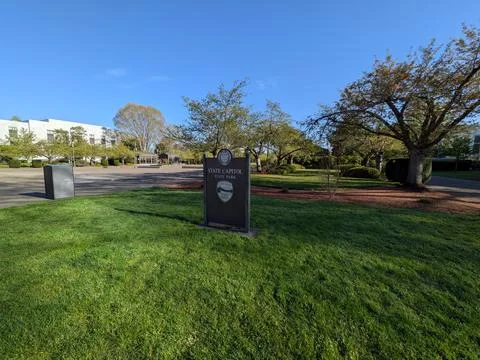 Close-up of State Capitol State Park sign featuring Oregon state seal Fotos Stock
