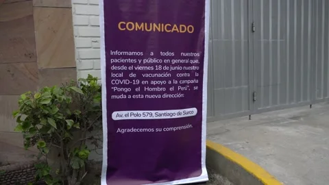 Close-up of a statement about the change of the vaccination site against Vidéo 156305412