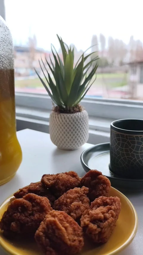 Close-up static view of a plate filled with crispy fried chicken nuggets, with a Vídeos de archivo 334785726