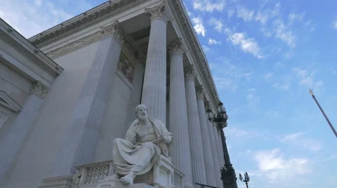 Close up of a statue and the columns at Austrian Parliament Building, Vienna Vídeos de archivo 61450137