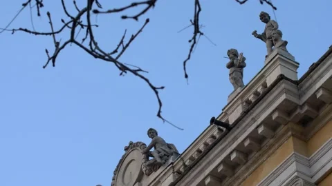 Close up Statue facade historic building. Panning 4K 库存影片 168904039