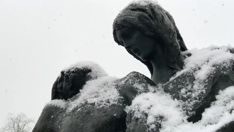 Close up of a statue of jesus and mary under a snowfall Stock Footage 144367704