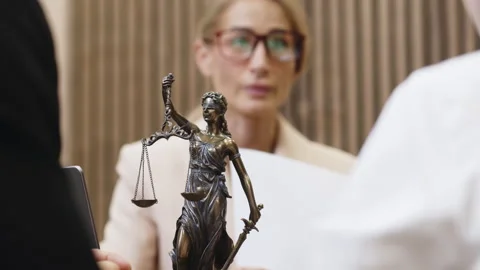 Close-up of a statue of justice on a desk. Vídeos de archivo 313941474