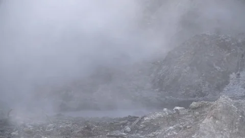 Close Up of Steam and Bubbling in Volcano 스톡 동영상 84232756