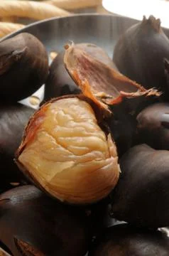 Close up of steaming boiled chestnuts Foto stock
