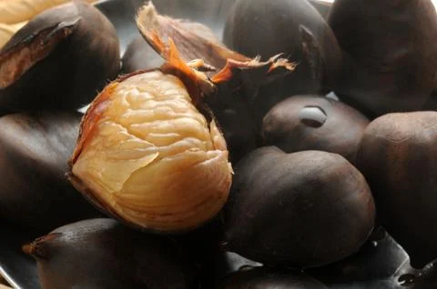 Close up of steaming boiled chestnuts Foto stock