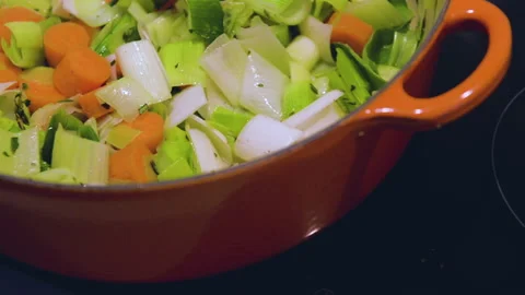 Close up of steaming fresh vegetables cooking on pan 库存影片 131541476