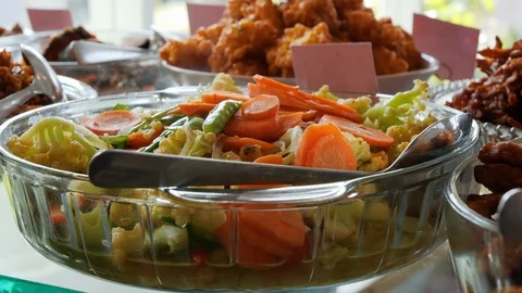 Close up of steaming hot vegetable salad in crystal bowl, Bali Vídeos de archivo 140292813