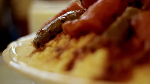 Close-up of steaming Moroccan couscous topped with colorful vegetables Vidéo 313895853