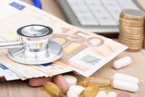 Close up of a stethoscope with some pills and bank notes Foto stock