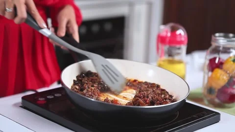 Close-up of Stir-frying Minced Meat with Sauce in a Pan on Electric Stove Vídeo Stock 334915440