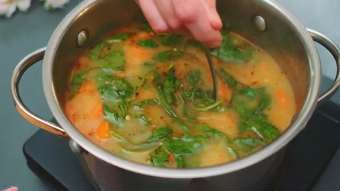Close-up of stirring creamy vegetable soup with spinach in kitchen Vidéo 342879080