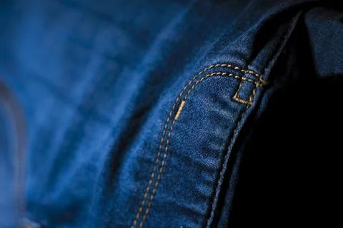 Close-Up of Stitching on Blue Jeans, Durable Denim Craftsmanship Foto stock