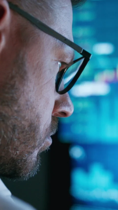 Close-up of stock market analyst working in front of computer screen Stock Footage 289729100