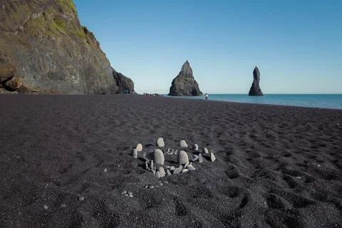Close up stone circle on black beach concept photo Foto stock