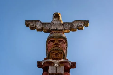 Close up of stone figure of a totem with an eagle at the entrance of the beach Stockfoto's