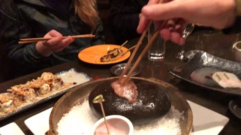 Close up of the stone roasting process at an Asian restaurant in Las Vegas Vidéo 85963955