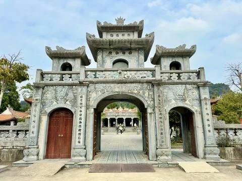 Close-up of the stone triple-gate architecture at Thai Vi Temple. Stock-Fotos