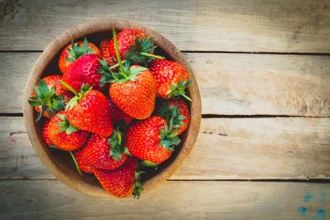 Close up Strawberry in bowl on wooden background Foto stock