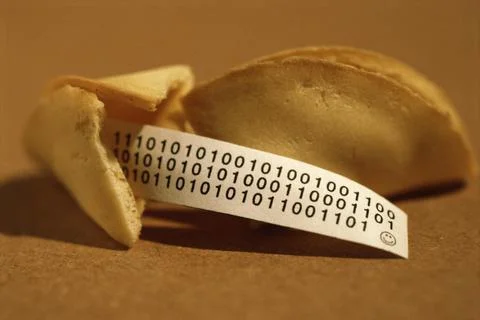 Close up of a strip of paper with the binary code near a fortune cookie Stockfoto's