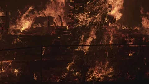 Close-Up of Structural Fire Behind Fence at Night Vídeos de archivo 313277192