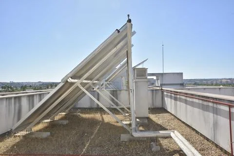 Close-up of the structure of solar panels on the rooftop of a building Stock-Fotos