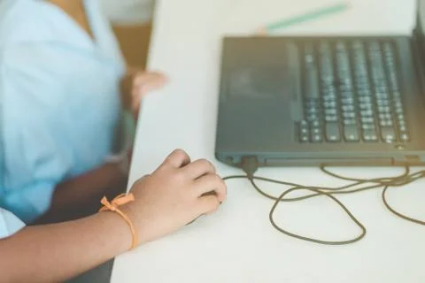 Close up to Student hands practice drawing art by computer in cl Foto stock