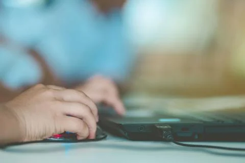 Close up to Student hands practice drawing art by computer in cl Foto stock