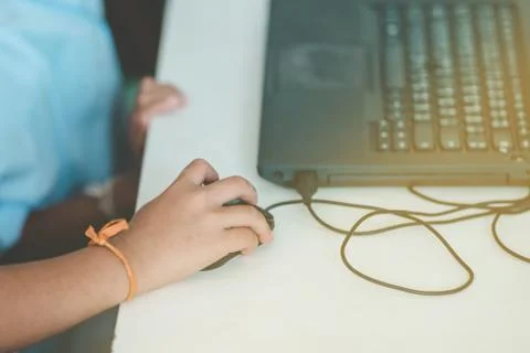 Close up to Student hands practice drawing art by computer in cl Foto stock