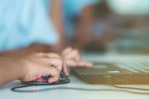 Close up to Student hands practice drawing art by computer in cl Foto stock