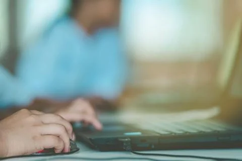 Close up to Student hands practice drawing art by computer in cl Foto stock