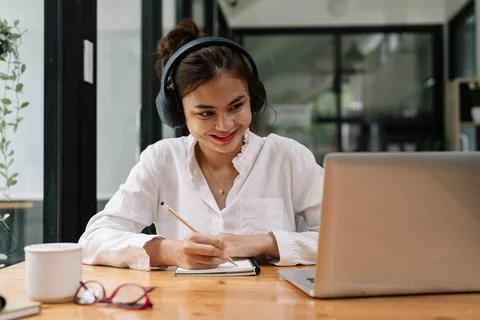 Close up of Student learning online class by using laptop computer and writing Foto stock