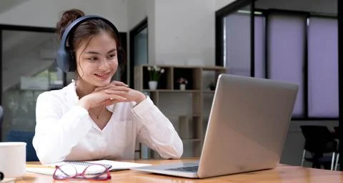 Close up of Student learning online class by using laptop computer and writing Foto stock