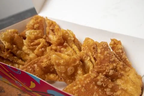 A close-up studio shot of a batch of crispy fried wontons inside an open pa.. Stock-Fotos