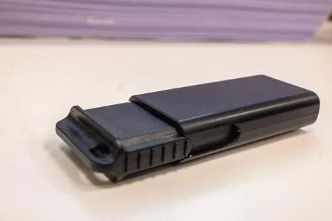 Close-up studio shot of a black USB flash drive on a clean white surface Foto stock