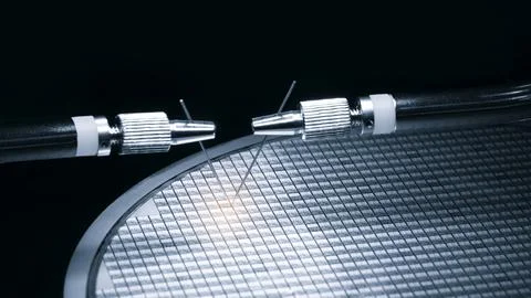 Close-up study of the test sample of the transistor microchip under a microsc Foto stock