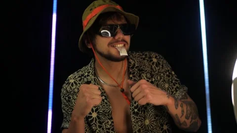 Close up of stylish white dude in bucket hat and a bag of cocaine in mouth 스톡 동영상 199094166