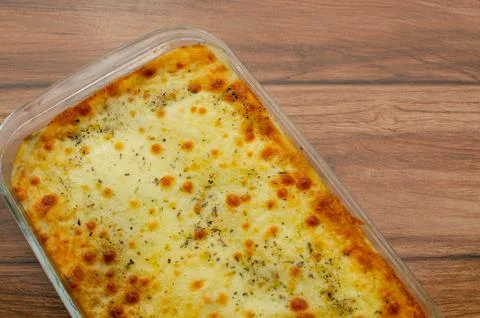 Close-up of a succulent meat pie on a table, ready to be enjoyed. 库存照片