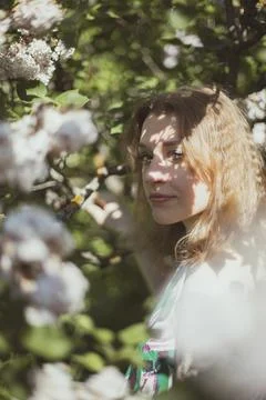 Close up sunlight shining through leaves on woman face portrait picture Stock-Fotos