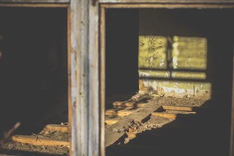 Close up sunlight through broken window on wall with flaky green paint conc.. Foto stock
