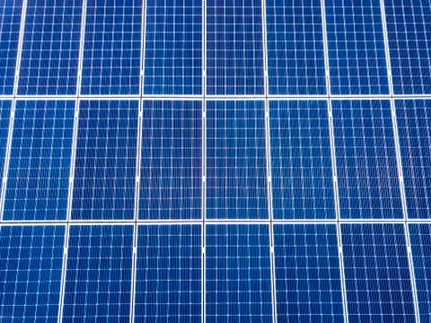 Close-up surface of blue shiny solar photo voltaic panels system on building Fotos de archivo