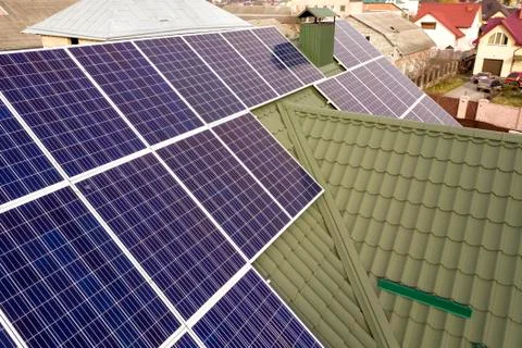 Close-up surface of blue shiny solar photo voltaic panels system on building  Fotos de archivo