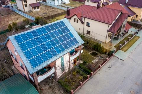 Close-up surface of lit by sun blue shiny solar photo voltaic panels system o Stock-Fotos