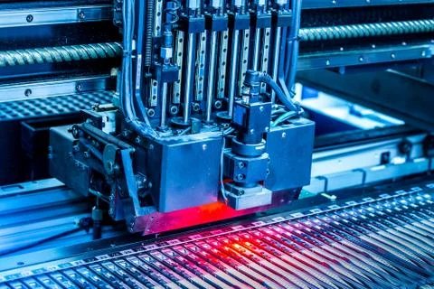 Close-up surface-mounting machine in progress. 库存照片