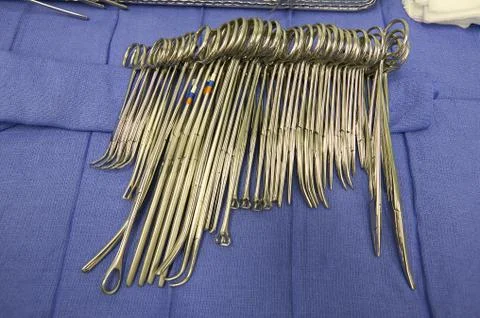 Close up of surgeons stitching tools and scissors Foto stock
