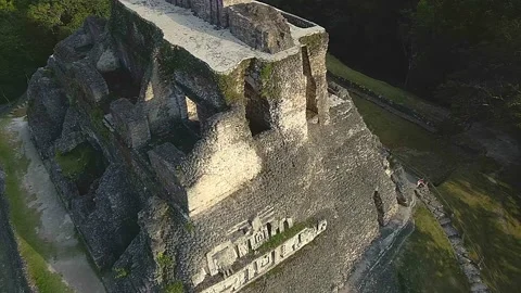 Close Sweep of Temple of El Castillo at Xunantunich 動画素材 197009340