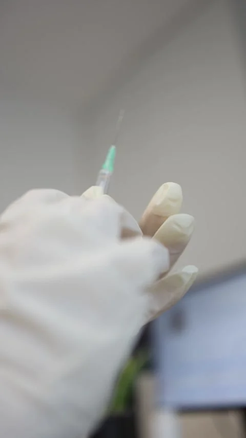 Close up syringe in doctor hands 動画素材 335520337