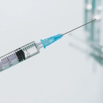 Close-up of syringe with a transparent injection. Macro shot Stock-Fotos