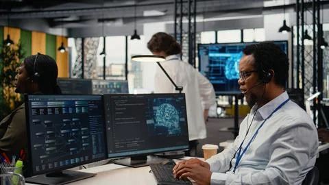 Close up of system administrator in office providing remote diagnostics Foto stock