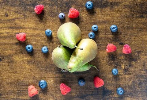 A close up of a table with a bunch of pears and blueberries Foto stock
